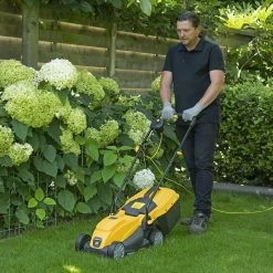 Powerplus POWXG6212T Elektrische Grasmaaier - Grasmachine Voor Kleine En Middelgrote Tuin - 1300W - Maaibreedte 320mm - Verstelbare Maaihoogte - 30L Opvangbak - Incl. Grastrimmer 250W -Tuingereedschap 1200x1200 332