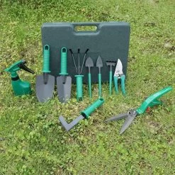 Merkloos 10-Delige Tuingereedschap Set Inclusief Opbergkoffer - Tuinierset - Tuinsetje - Gereedschap Voor Tuin - Tuinschaar - Tuinschepje - Bloemenschaar - Voegenkrabber - Plantenspuit - Grasschaar - Bloemenschep - Tuinhark -Tuingereedschap 1200x1200 812