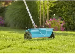 GARDENA Combisysteem Strooiwagen - 40 Cm Strooibreedte - Inhoud 3 Liter - Geschikt Voor 100m² -Tuingereedschap 1200x859 1